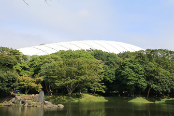 小石川後楽園。水戸徳川家の上屋敷の回遊式築山泉水庭園。モルの向こうに頭を出す東京ドーム球場。
