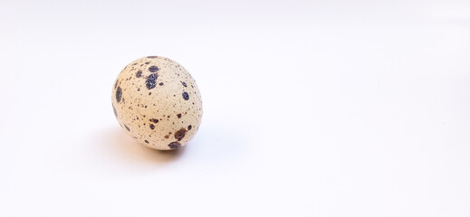 Obraz premium Uncooked quail egg isolated on white background. 