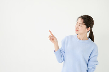 指差す女性