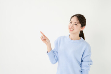 指差す女性