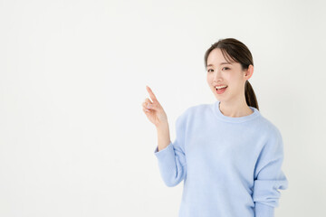 指差す女性