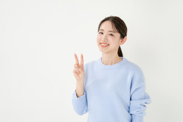 ピースする女性