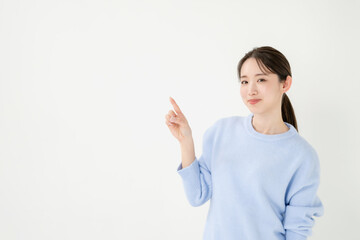 指差す女性