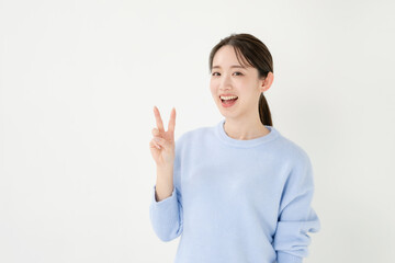 ピースする女性