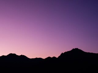 紫色のグラデーションが広がる八ヶ岳の赤岳と幻想的な夕暮れの風景