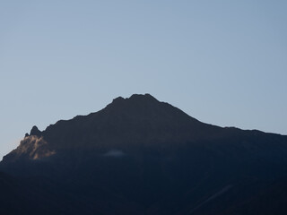 八ヶ岳の主峰・赤岳の雄大な姿をとらえたクローズアップの山岳風景