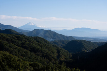清里高原に広がる初冠雪した富士山と澄み渡る空の壮麗な情景