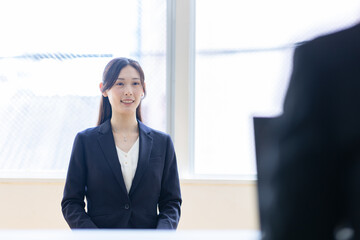 面接を受ける女性
