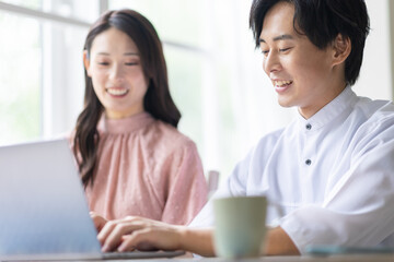 Obraz premium パソコンを見る男女