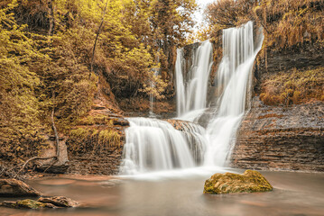 Obraz premium the autumn waterfall changes color