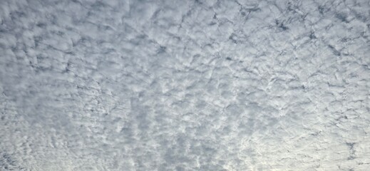 Obraz premium Blue sky covered with white clouds