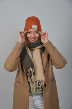 junge frau eingemummelt in warme casual kleidung mode m&uuml;tze schal herbst winter 2025 2026 2027