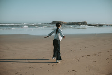 Une femme qui danse sur une plage