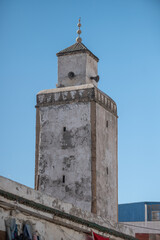 Obraz premium Paysage d'un minaret dans une ville au Maroc avec un ciel bleu 