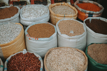 Des sacs d'épices dans un souk au Maroc
