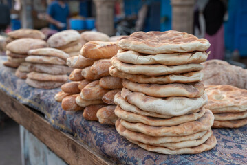 Un pain typique Marocain dans un souk au Maroc