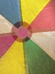 紙風船を覗いたカラフルな画像