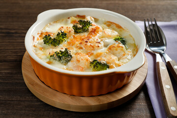 エビとブロッコリーのマカロニグラタン