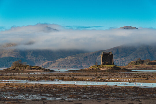 Panorama vom Castel Stalker am am Loch Linnhe im Westen Schottland, Creach Bheinn im Hintergrund