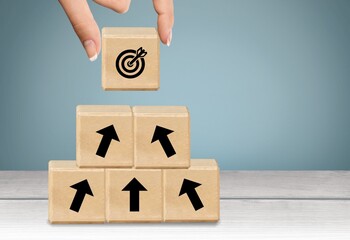 The image of target and arrows on wooden cubes