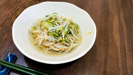 もやしときゅうりの和え物