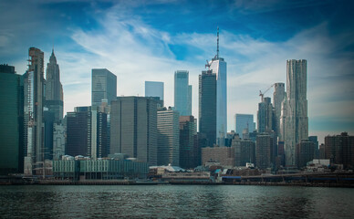 Paisaje urbano de la ciudad de Nueva York en tonos azulados oto&ntilde;ales. Distrito financiero de Manhattan desde Brooklyn Bridge Park. 11 de noviembre de 2019.