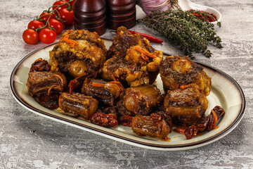 Baked oztail with tomato and carrot