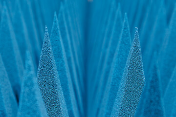 Gros plan sur des pyramides en mousse de polyuréthane dans une chambre semi-anéchoïque