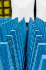 Gros plan sur un revêtement en mousse de polyuréthane dans une chambre semi-anéchoïque