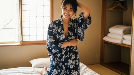 旅館の和室で浴衣を着て布団の上で微笑む20代女性