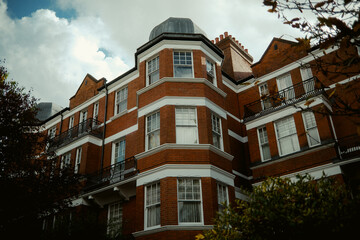 Obraz premium Historic red brick apartment building in Chiswick