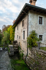 Antico mulino presso il borgo di Strassoldo in autunno 
