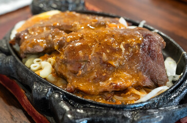 Taiwanese style sizzling beef steak with noodles, egg and black pepper sauce.