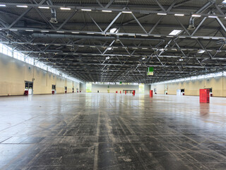 Leere Messehalle mit weitem Blick 
