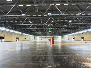 Leere Messehalle mit weitem Blick 