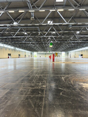 Leere Messehalle mit weitem Blick 