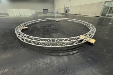 Traverse als Kreis im Messebau 