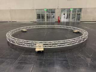 Traverse als Kreis im Messebau 