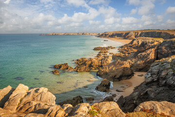 littoral maritime en été sous le soleil avec plage, rochers et falaises . La côte sauvage sur la...