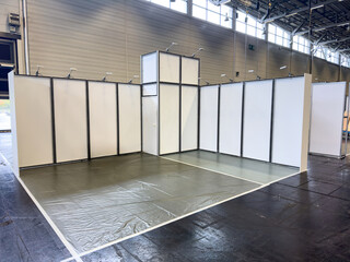 Weisser leerer Messestand in Messehalle