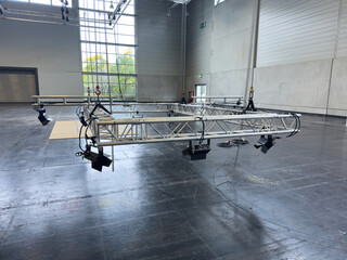 Hängende Lichttraverse mit Scheinwerfern – Aufbau in Messehalle