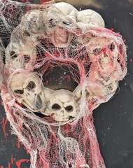Decoración de Halloween con corona circular con grupo de calaveras humanas con red de pesca