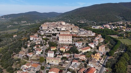 Naklejka premium Lugnano in Teverina, (Terni, Umbria, Italia), caratteristico borgo medievale. Vista aerea di Lugnano. 