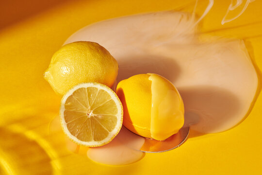 Monoporcja, deser, ciastko artystyczne na kolorowym aranżowanym tle