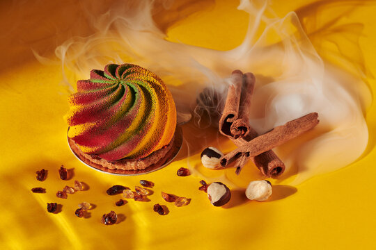 Monoporcja, deser, ciastko artystyczne na kolorowym aranżowanym tle