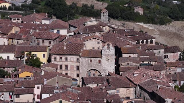 La splendida citt&agrave; di San Gemini e il suo centro storico medievale. Provincia di Terni, Umbria, Italia.
Vista aerea.