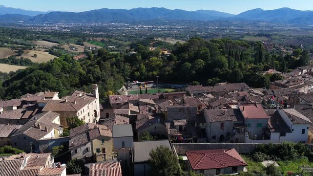 La splendida citt&agrave; di San Gemini e il suo centro storico medievale. Provincia di Terni, Umbria, Italia.
Vista aerea.