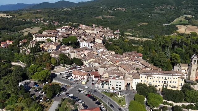 La splendida citt&agrave; di San Gemini e il suo centro storico medievale. Provincia di Terni, Umbria, Italia.
Vista aerea.