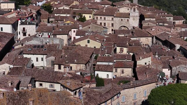 La splendida citt&agrave; di San Gemini e il suo centro storico medievale. Provincia di Terni, Umbria, Italia.
Vista aerea.