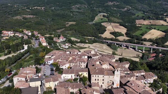 La splendida citt&agrave; di San Gemini e il suo centro storico medievale. Provincia di Terni, Umbria, Italia.
Vista aerea.